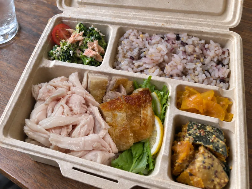 鶏むね・もも あいもり BOX：鶏むね肉と鶏もも肉に、雑穀ごはんと副菜を詰めたお弁当