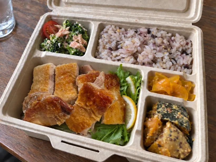 香ばし鶏もも BOX：皮目を香ばしく焼いた鶏もも肉に、雑穀ごはんと副菜を詰めたお弁当