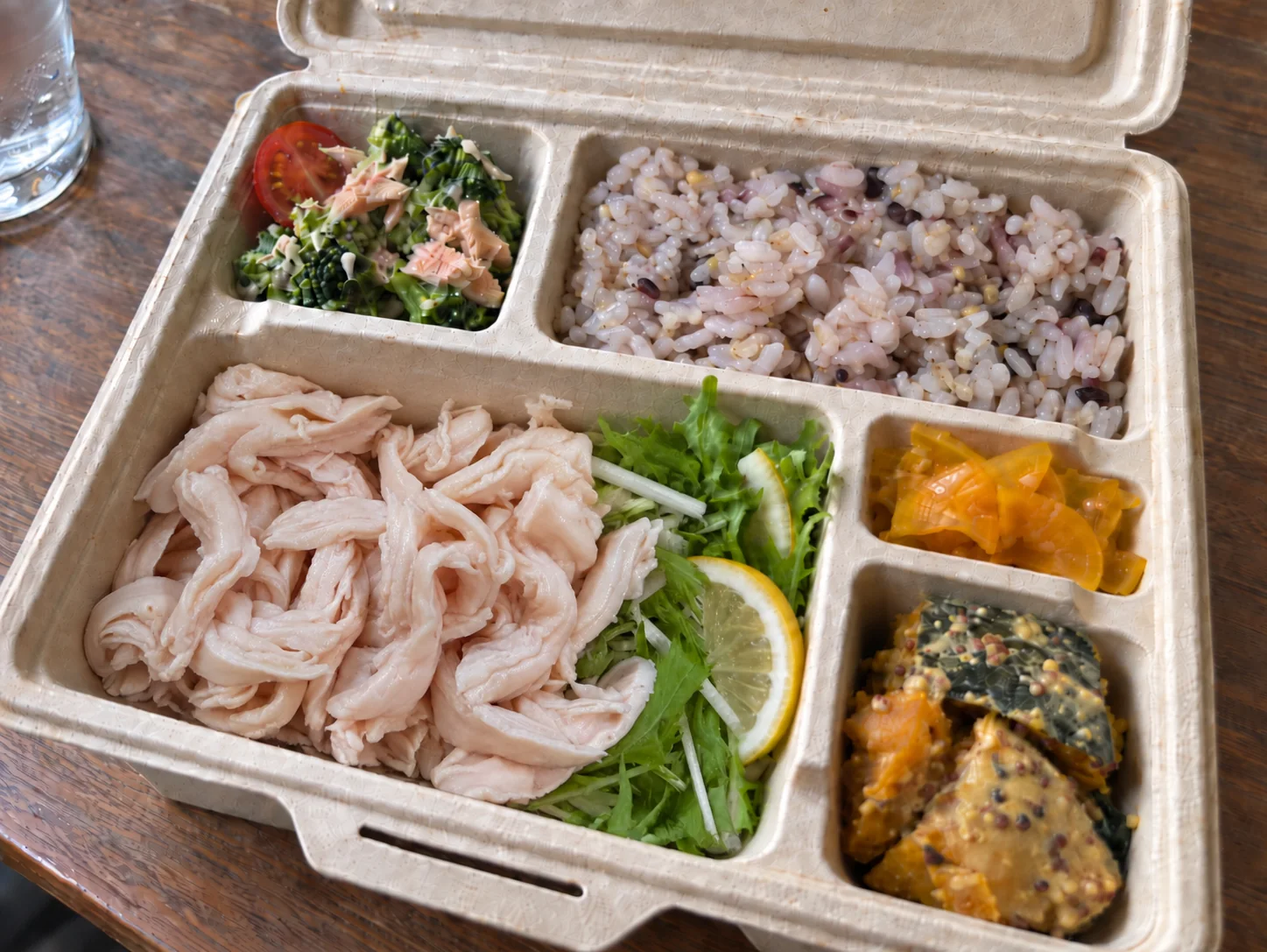 しっとり鶏むね BOX：ほぐした鶏むね肉に、雑穀ごはんと副菜を詰めたお弁当